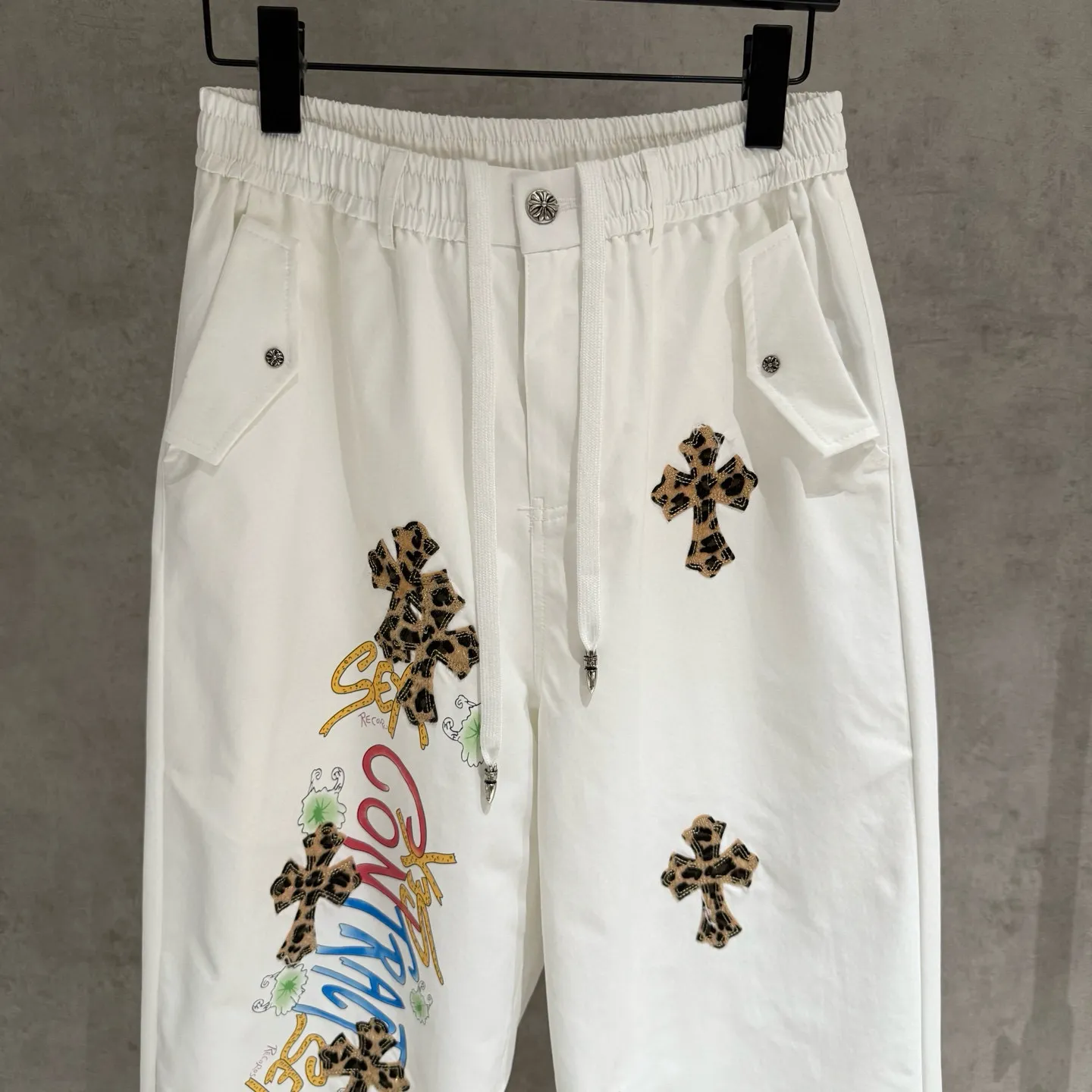 🅿️350 [Strict quality control] CH Crow Heart Heavyweight Crow Paratrooper Pants Leopard Suede Cross Customized Cross Leather Set Customized Crow Heart Hardware Loose and lazy version, waist size 66-100 can be controlled. The front needs to be carbon polished first and then sanded (the surface of the pants has a velvet feel and is comfortable to wear) and the reverse is waterproof Finally, the overall enzyme wash is done. The workmanship is complicated and cumbersome. The leather is all calfskin and has undergone multiple color fixing treatments! Machine washing is not recommended for white! Size: M-2xl